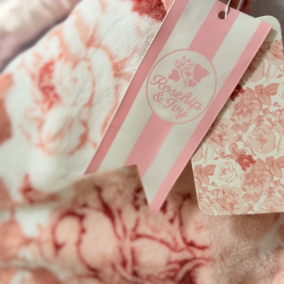 Girls floral rose pink plush throw coquette romantic grandmillennial blanket - Picture 4 of 7